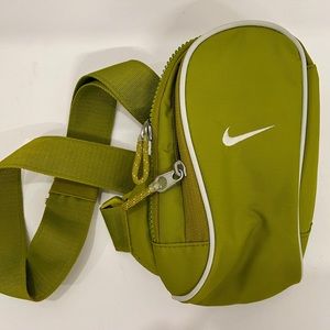 Nike Sportswear Essentials Crossbody Sling Bag Green